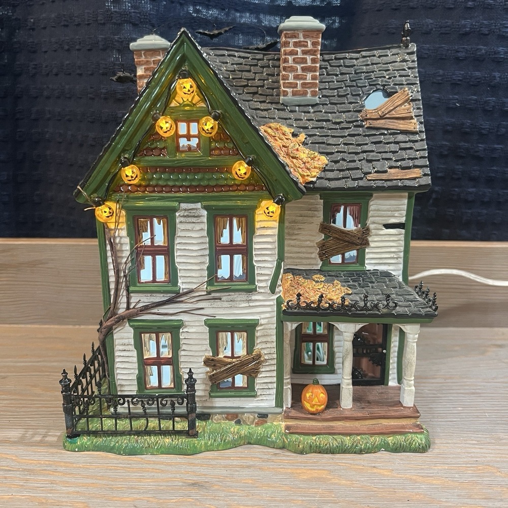 Dept 56 Original Snow Village Halloween Spooky Farmhouse Flashing Lights 55315
